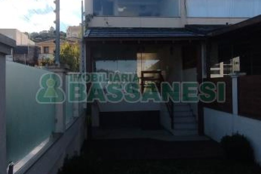 Sobrado com 132m², 2 dormitórios, 2 vagas, no bairro Vinhedos em Caxias do Sul para Comprar