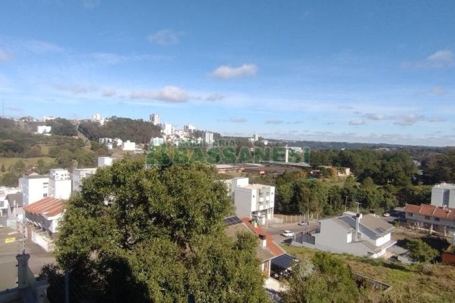 Sobrado com 132m², 2 dormitórios, 2 vagas, no bairro Vinhedos em Caxias do Sul para Comprar