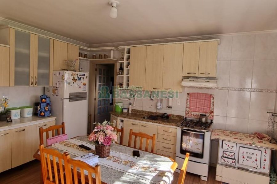 Casa com 200m², 3 dormitórios, 2 vagas, no bairro Vila Verde em Caxias do Sul para Comprar