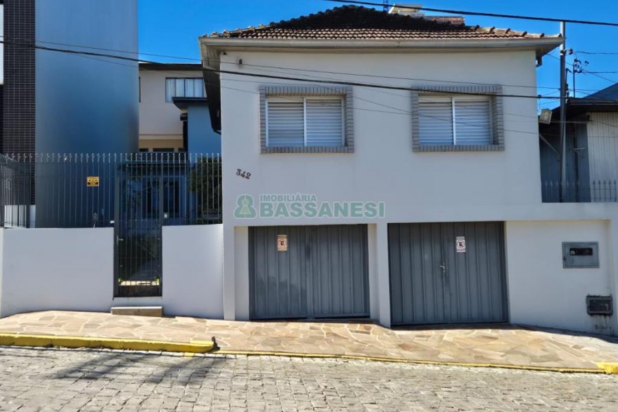 Casa com 108m², 2 dormitórios, 2 vagas, no bairro Panazzolo em Caxias do Sul para Comprar