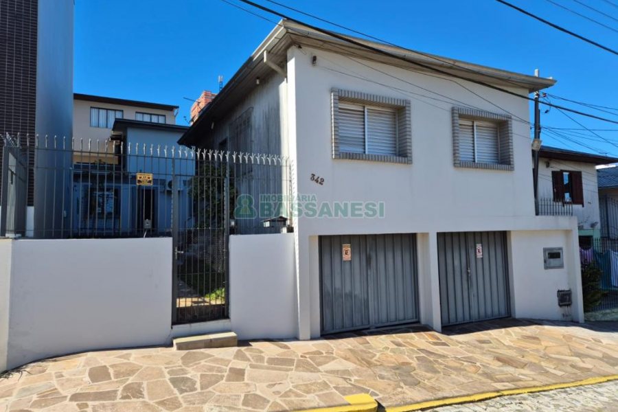 Casa com 108m², 2 dormitórios, 2 vagas, no bairro Panazzolo em Caxias do Sul para Comprar