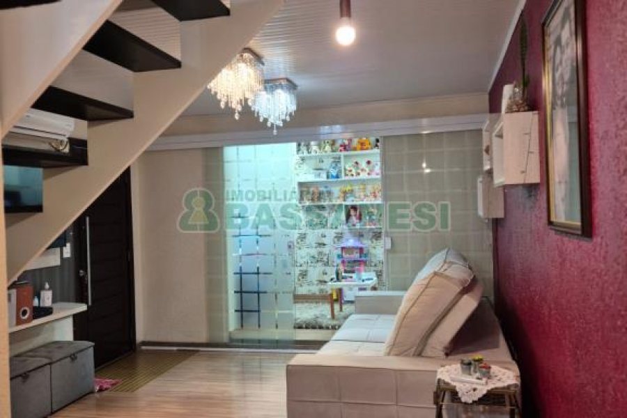 Casa com 108m², 2 dormitórios, 2 vagas, no bairro Panazzolo em Caxias do Sul para Comprar