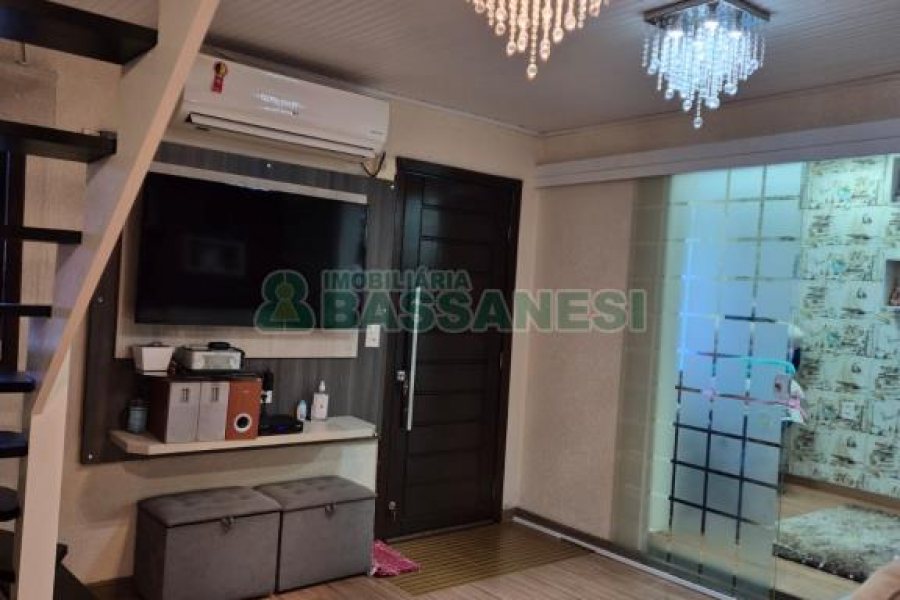 Casa com 108m², 2 dormitórios, 2 vagas, no bairro Panazzolo em Caxias do Sul para Comprar