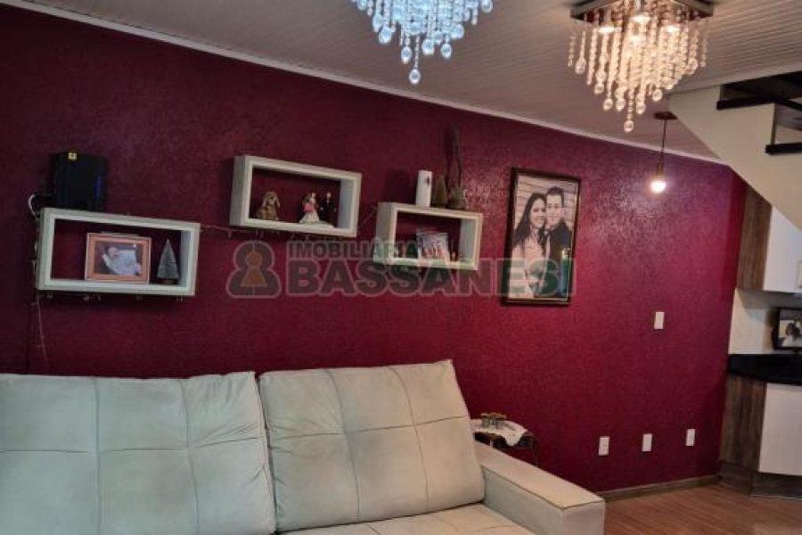 Casa com 108m², 2 dormitórios, 2 vagas, no bairro Panazzolo em Caxias do Sul para Comprar