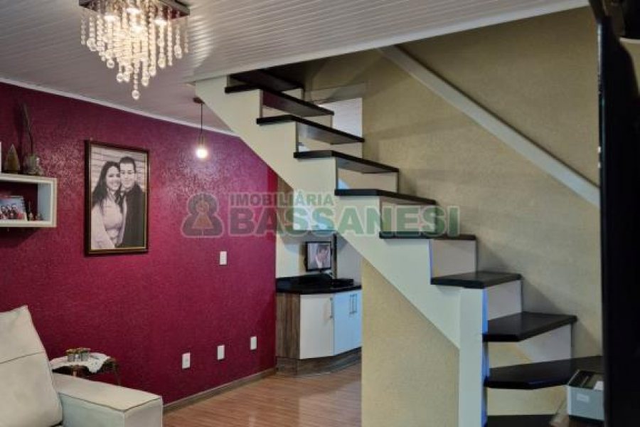 Casa com 108m², 2 dormitórios, 2 vagas, no bairro Panazzolo em Caxias do Sul para Comprar