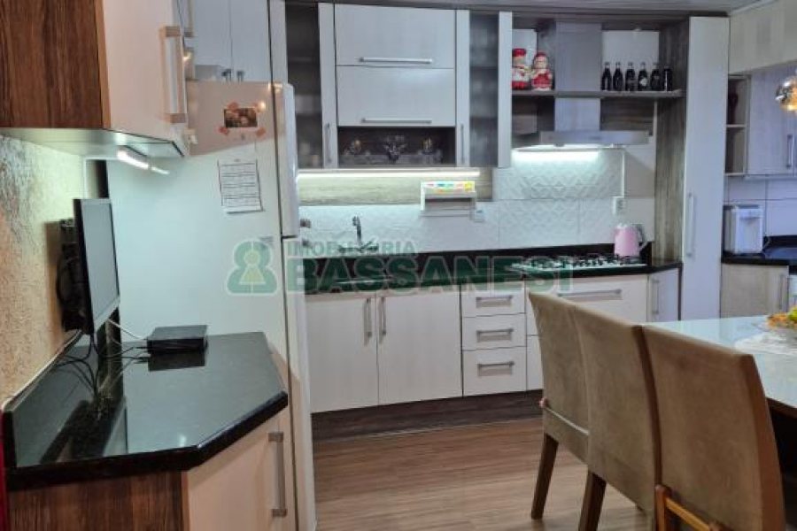 Casa com 108m², 2 dormitórios, 2 vagas, no bairro Panazzolo em Caxias do Sul para Comprar