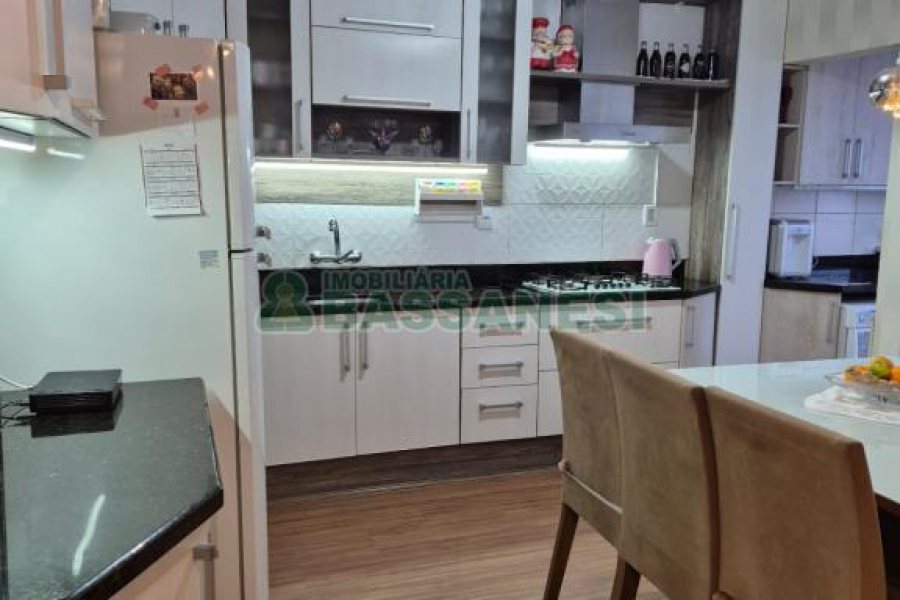 Casa com 108m², 2 dormitórios, 2 vagas, no bairro Panazzolo em Caxias do Sul para Comprar