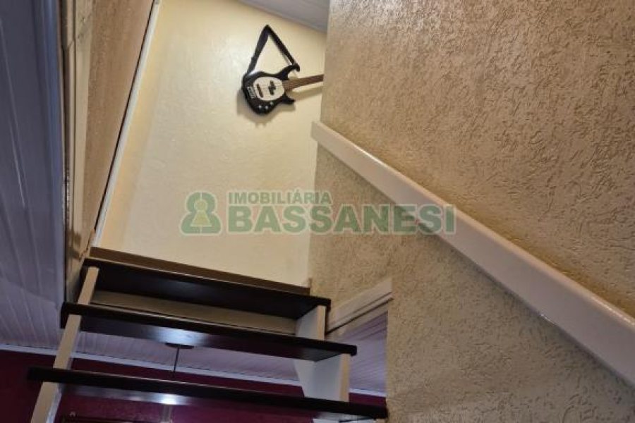 Casa com 108m², 2 dormitórios, 2 vagas, no bairro Panazzolo em Caxias do Sul para Comprar