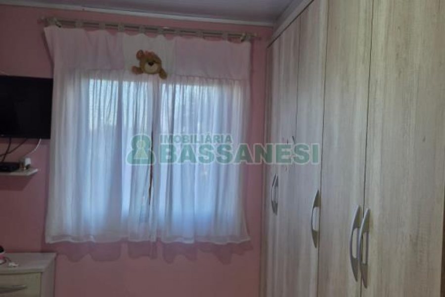 Casa com 108m², 2 dormitórios, 2 vagas, no bairro Panazzolo em Caxias do Sul para Comprar