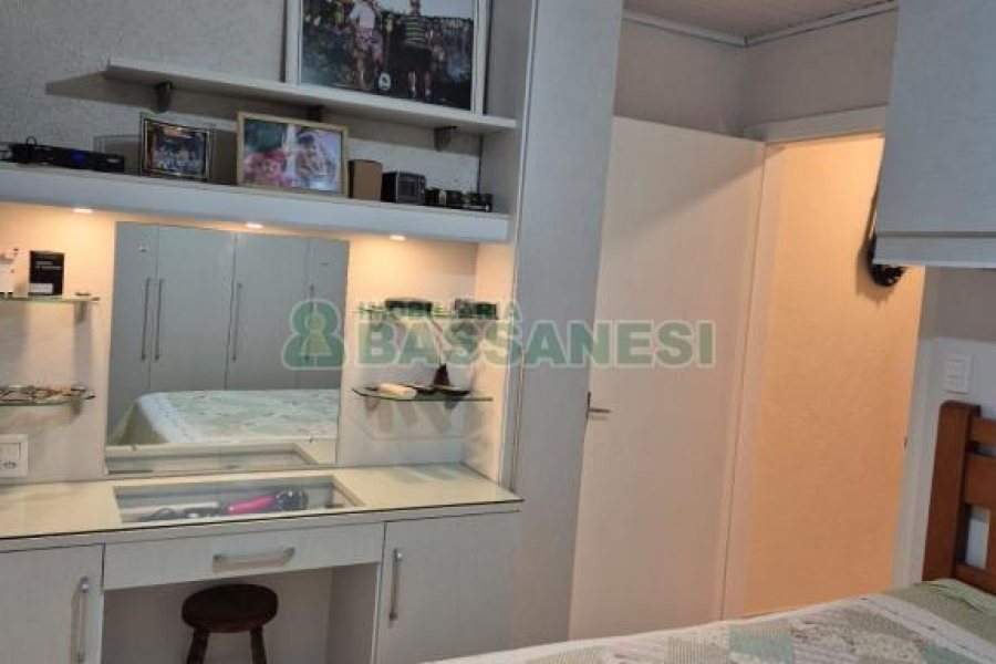 Casa com 108m², 2 dormitórios, 2 vagas, no bairro Panazzolo em Caxias do Sul para Comprar