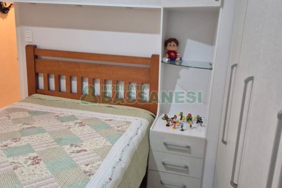Casa com 108m², 2 dormitórios, 2 vagas, no bairro Panazzolo em Caxias do Sul para Comprar