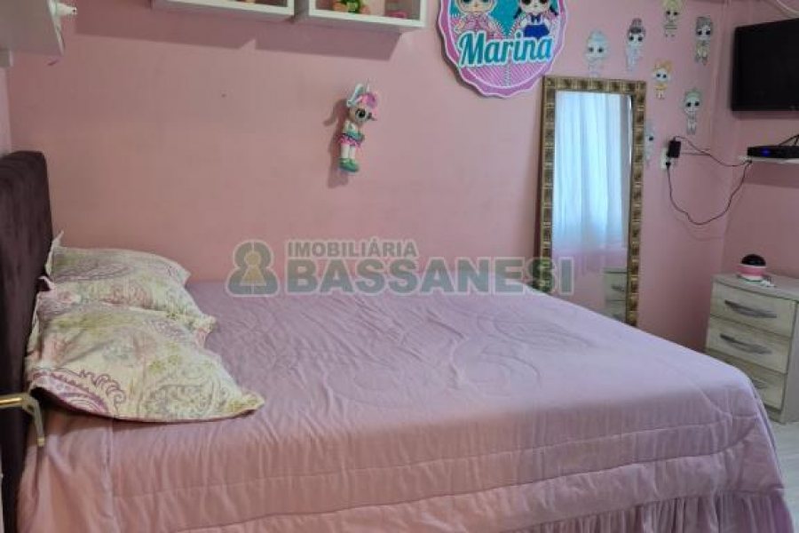 Casa com 108m², 2 dormitórios, 2 vagas, no bairro Panazzolo em Caxias do Sul para Comprar