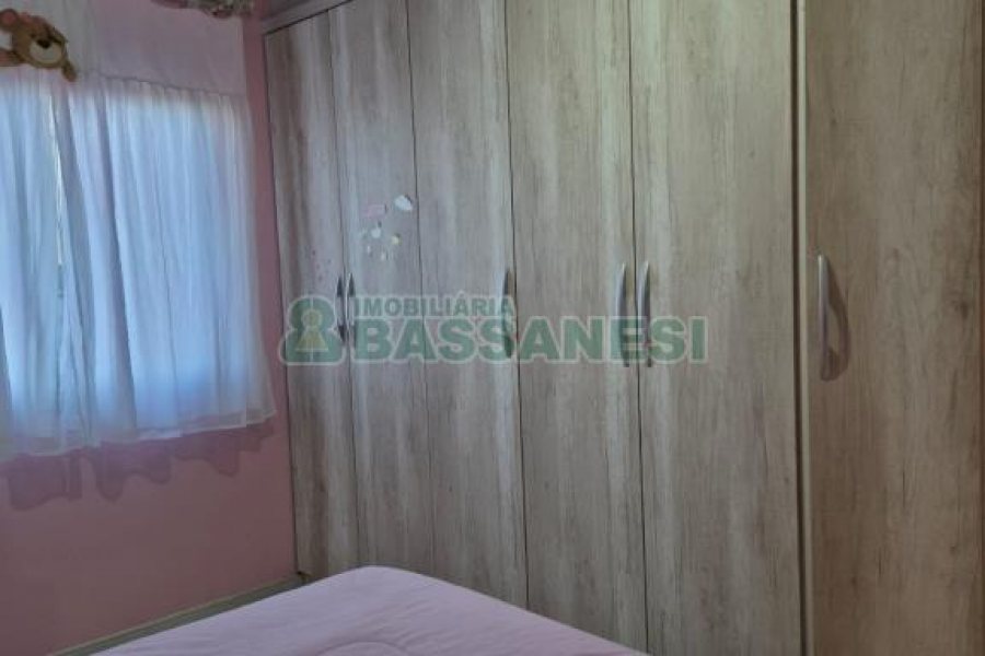 Casa com 108m², 2 dormitórios, 2 vagas, no bairro Panazzolo em Caxias do Sul para Comprar