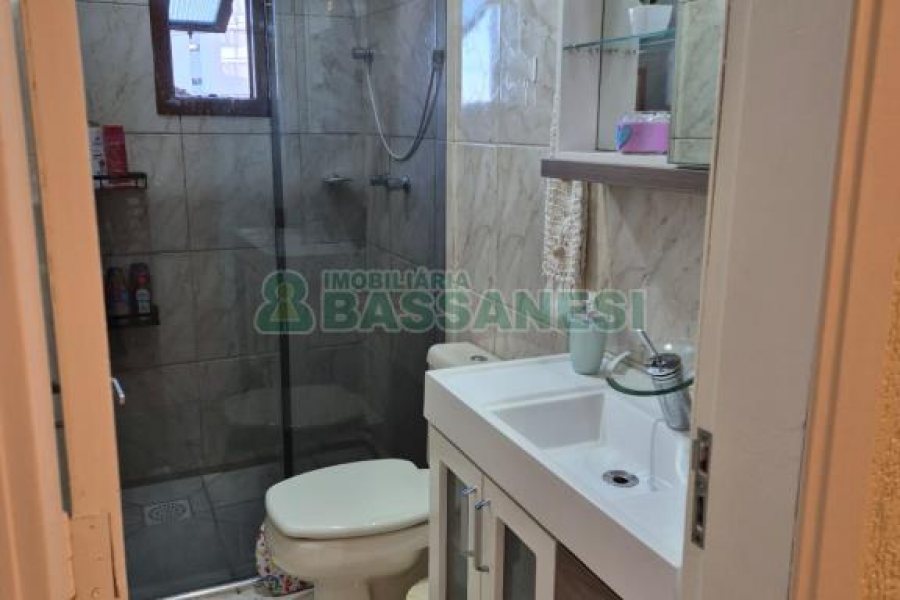 Casa com 108m², 2 dormitórios, 2 vagas, no bairro Panazzolo em Caxias do Sul para Comprar