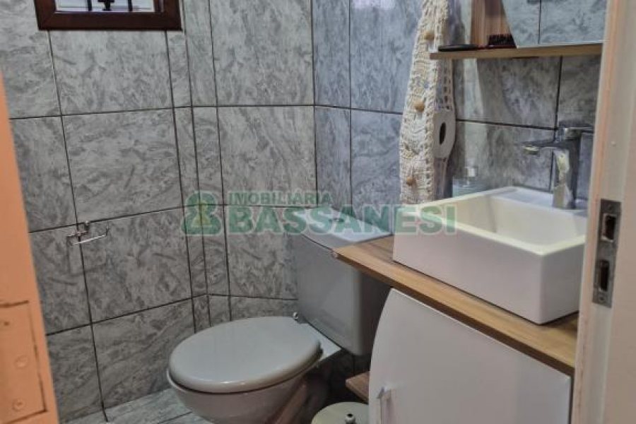 Casa com 108m², 2 dormitórios, 2 vagas, no bairro Panazzolo em Caxias do Sul para Comprar