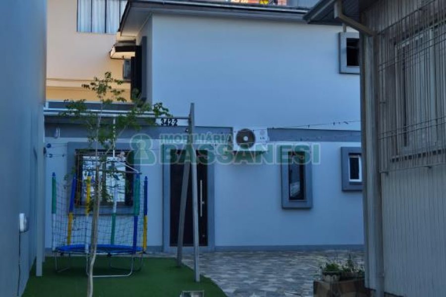 Casa com 108m², 2 dormitórios, 2 vagas, no bairro Panazzolo em Caxias do Sul para Comprar