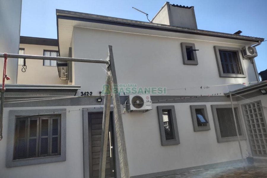 Casa com 108m², 2 dormitórios, 2 vagas, no bairro Panazzolo em Caxias do Sul para Comprar