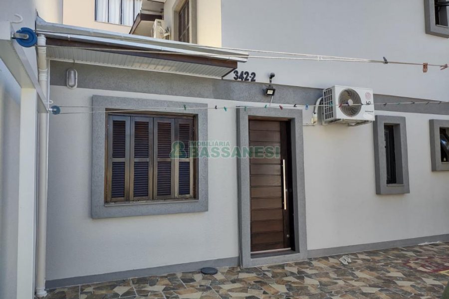 Casa com 108m², 2 dormitórios, 2 vagas, no bairro Panazzolo em Caxias do Sul para Comprar