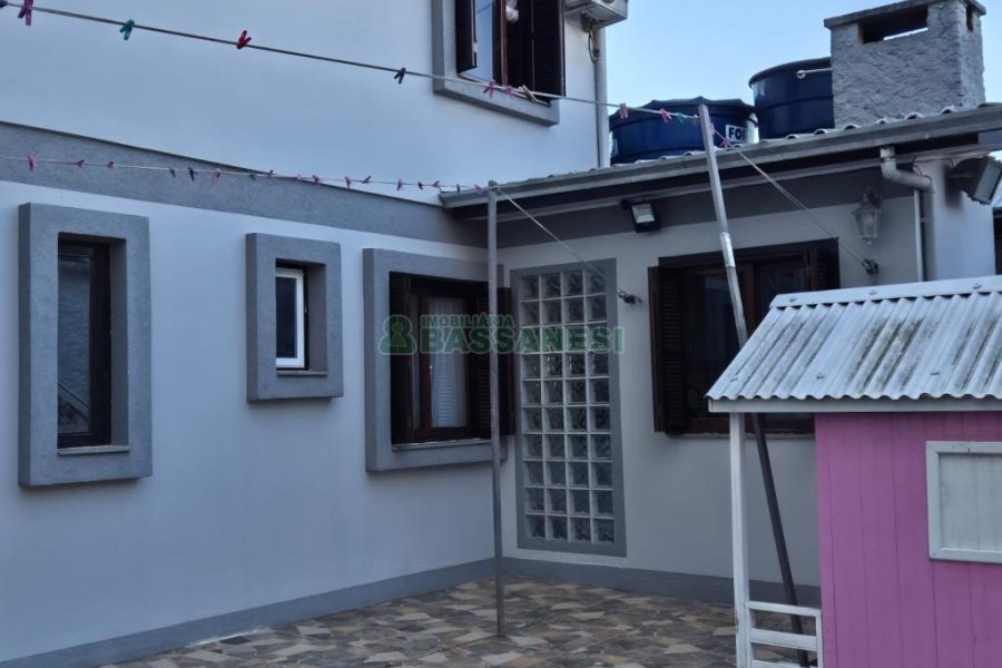 Casa com 108m², 2 dormitórios, 2 vagas, no bairro Panazzolo em Caxias do Sul para Comprar
