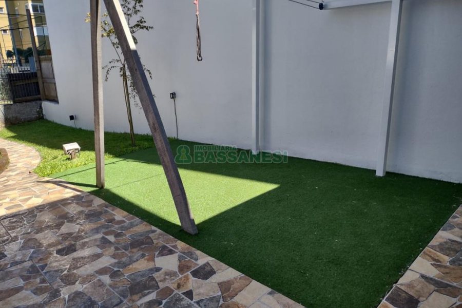 Casa com 108m², 2 dormitórios, 2 vagas, no bairro Panazzolo em Caxias do Sul para Comprar