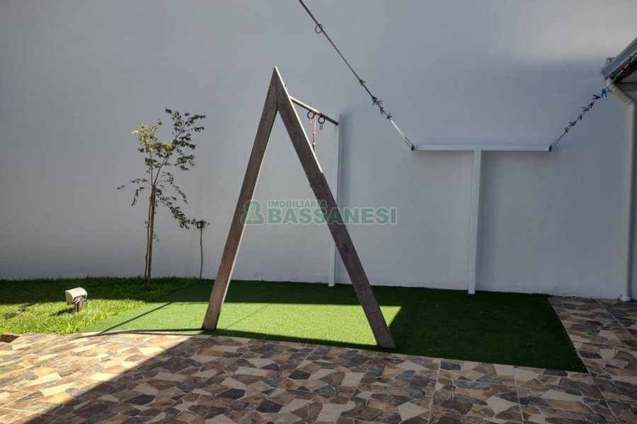 Casa com 108m², 2 dormitórios, 2 vagas, no bairro Panazzolo em Caxias do Sul para Comprar