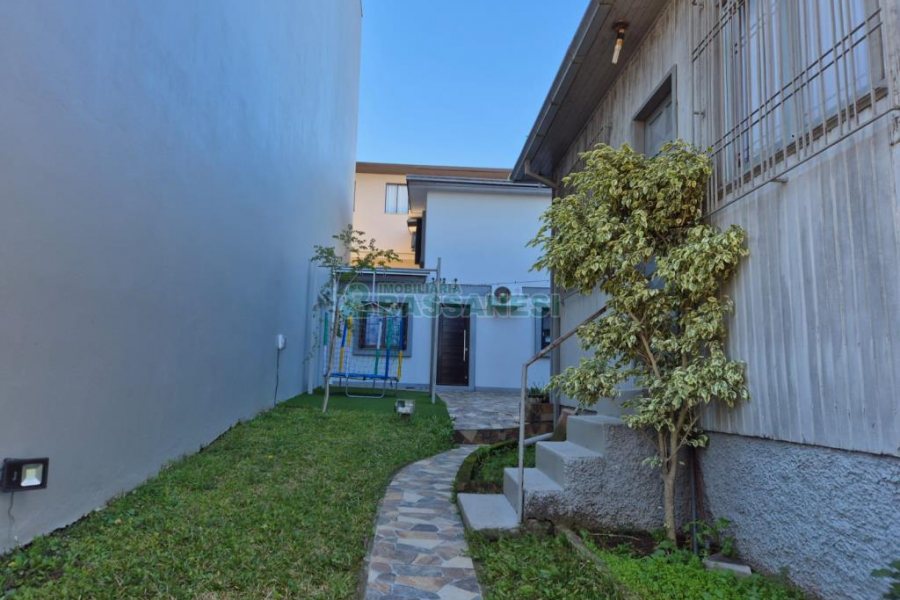 Casa com 108m², 2 dormitórios, 2 vagas, no bairro Panazzolo em Caxias do Sul para Comprar