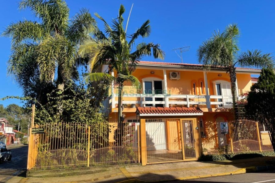 Casa com 384m², 7 dormitórios, 2 vagas, no bairro São Caetano em Caxias do Sul para Comprar