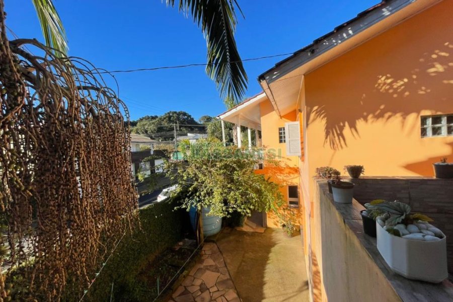 Casa com 384m², 7 dormitórios, 2 vagas, no bairro São Caetano em Caxias do Sul para Comprar