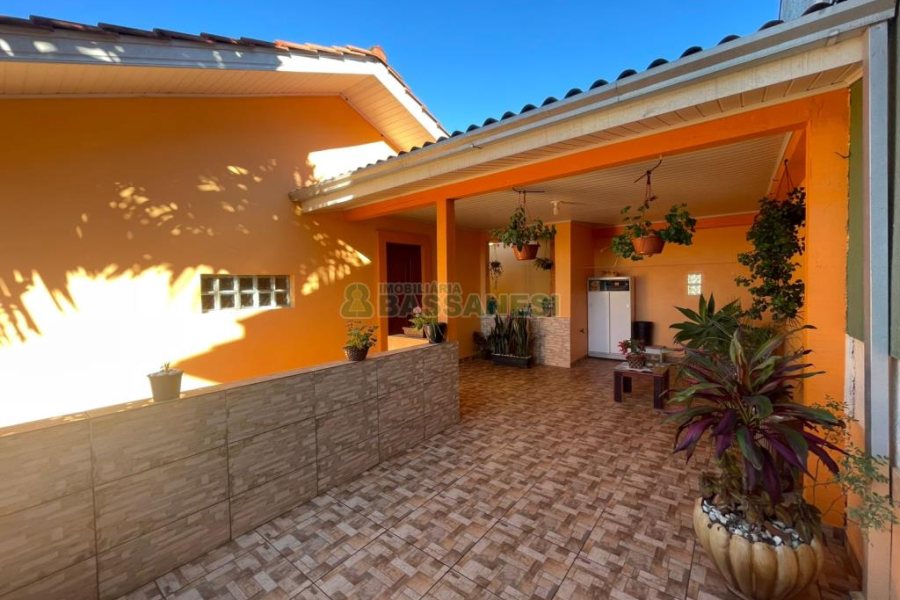 Casa com 384m², 7 dormitórios, 2 vagas, no bairro São Caetano em Caxias do Sul para Comprar