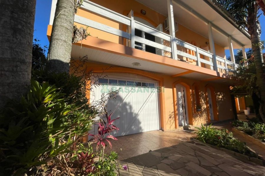 Casa com 384m², 7 dormitórios, 2 vagas, no bairro São Caetano em Caxias do Sul para Comprar