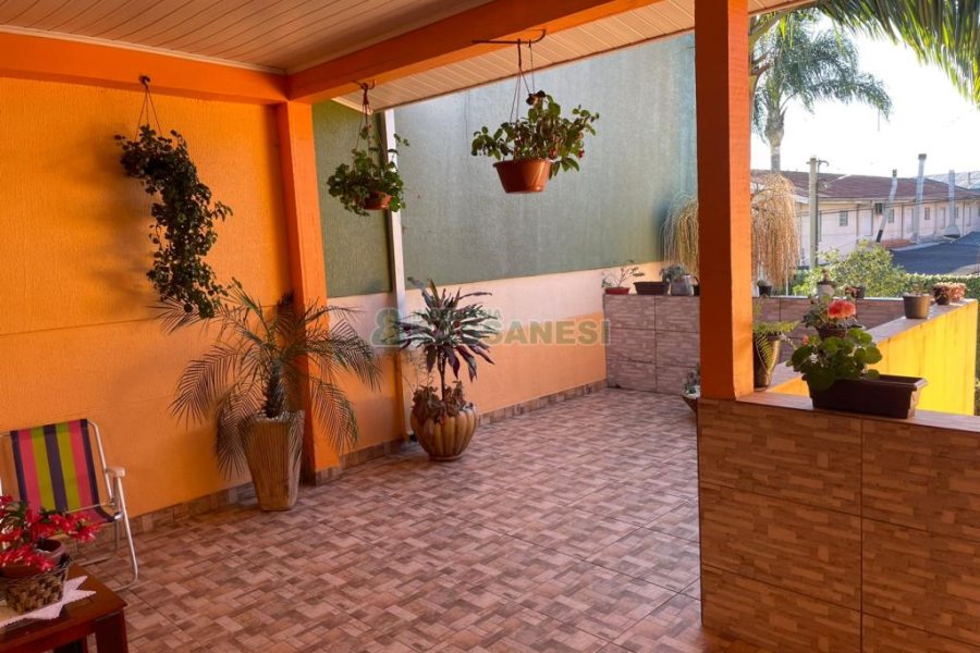 Casa com 384m², 7 dormitórios, 2 vagas, no bairro São Caetano em Caxias do Sul para Comprar