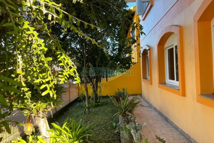 Casa com 384m², 7 dormitórios, 2 vagas, no bairro São Caetano em Caxias do Sul para Comprar