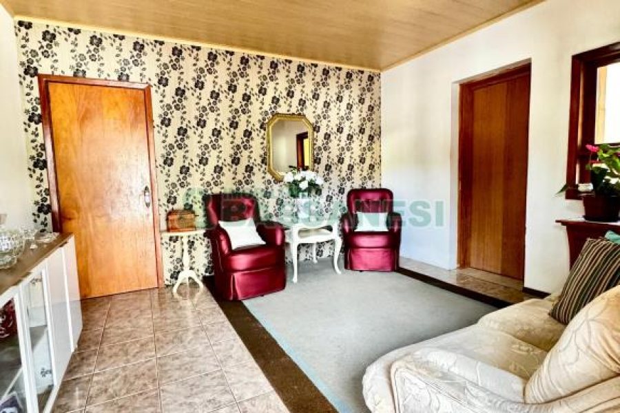 Casa com 384m², 7 dormitórios, 2 vagas, no bairro São Caetano em Caxias do Sul para Comprar