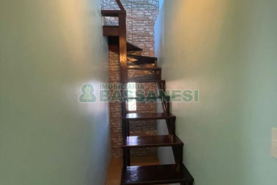 Casa com 384m², 7 dormitórios, 2 vagas, no bairro São Caetano em Caxias do Sul para Comprar