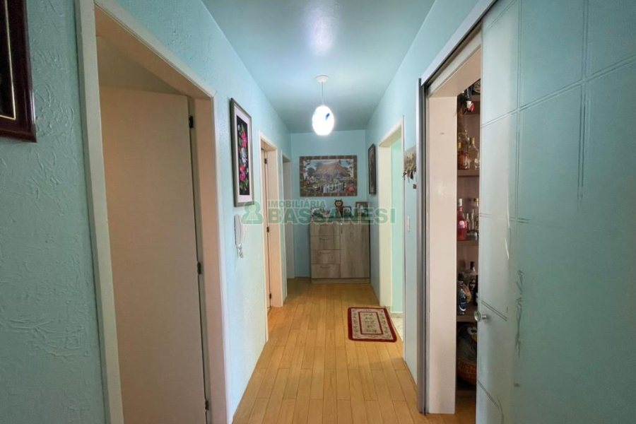 Casa com 384m², 7 dormitórios, 2 vagas, no bairro São Caetano em Caxias do Sul para Comprar