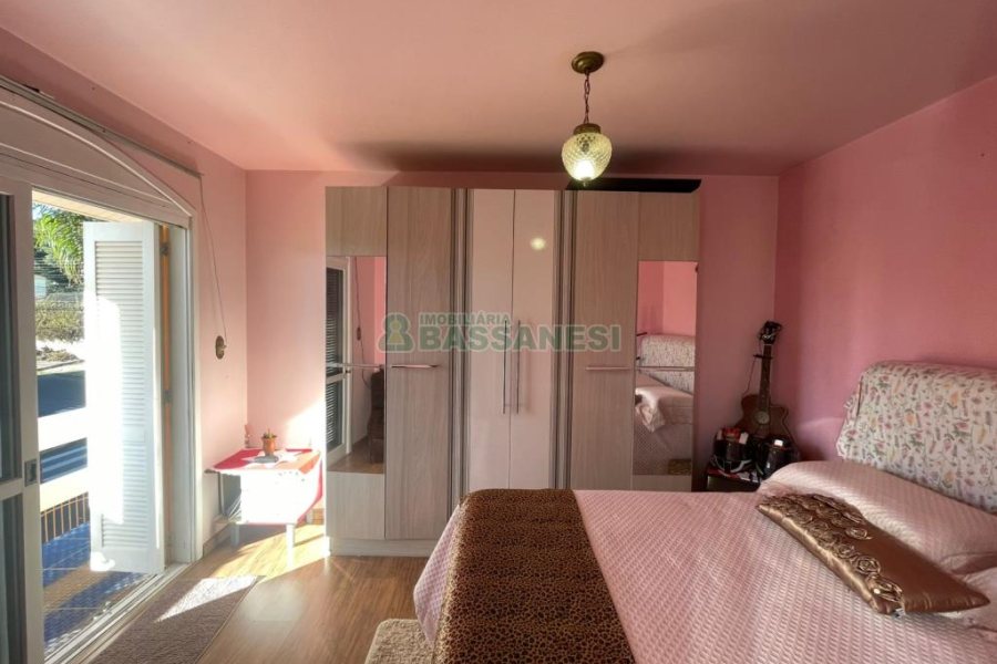 Casa com 384m², 7 dormitórios, 2 vagas, no bairro São Caetano em Caxias do Sul para Comprar