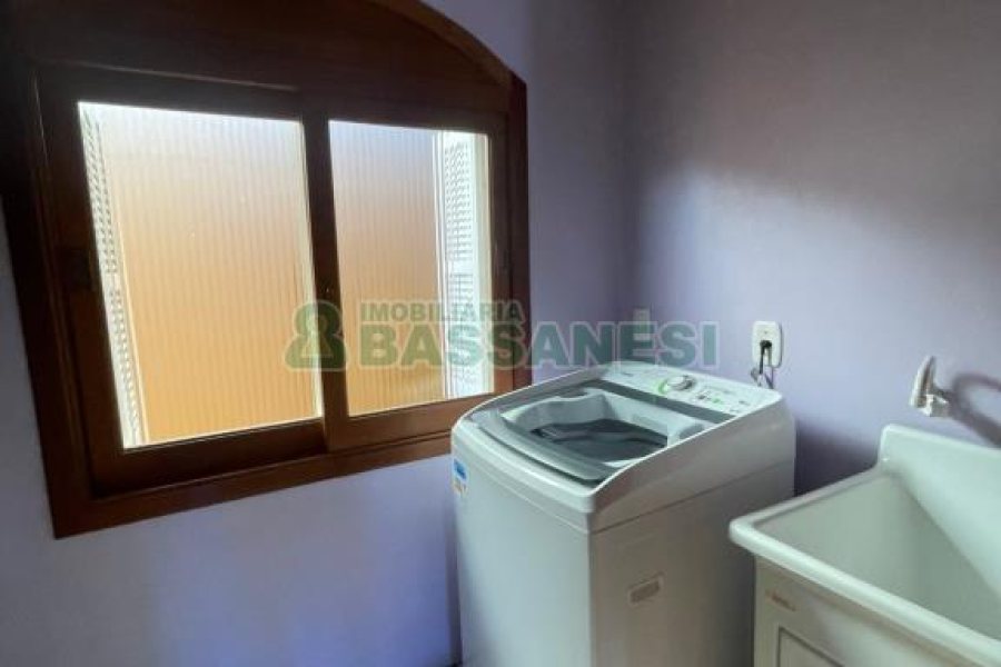 Casa com 384m², 7 dormitórios, 2 vagas, no bairro São Caetano em Caxias do Sul para Comprar