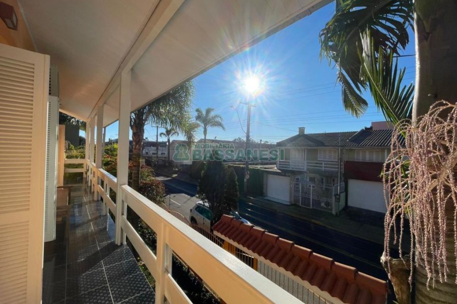 Casa com 384m², 7 dormitórios, 2 vagas, no bairro São Caetano em Caxias do Sul para Comprar