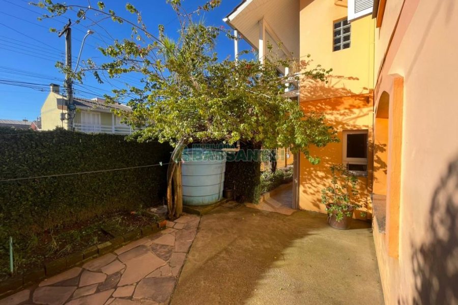 Casa com 384m², 7 dormitórios, 2 vagas, no bairro São Caetano em Caxias do Sul para Comprar