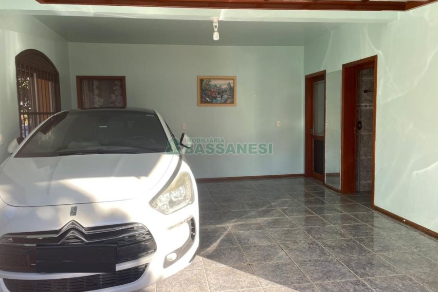 Casa com 384m², 7 dormitórios, 2 vagas, no bairro São Caetano em Caxias do Sul para Comprar