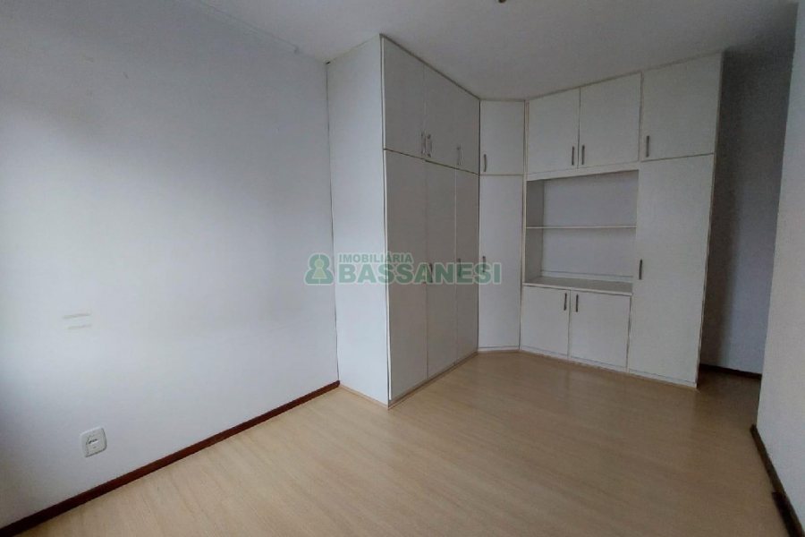 Apartamento com 110m², 3 dormitórios, 2 vagas, no bairro Pio X em Caxias do Sul para Alugar