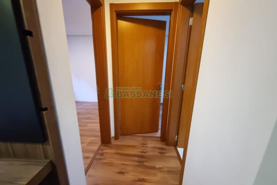 Apto Mobiliado com 55m², 2 dormitórios, 1 vaga, no bairro Cinqüentenário em Caxias do Sul para Alugar