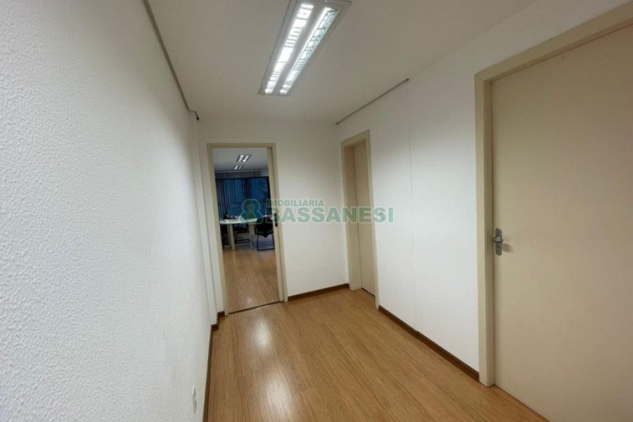 Sala com 60m², 3 vagas, no bairro Centro em Caxias do Sul para Comprar