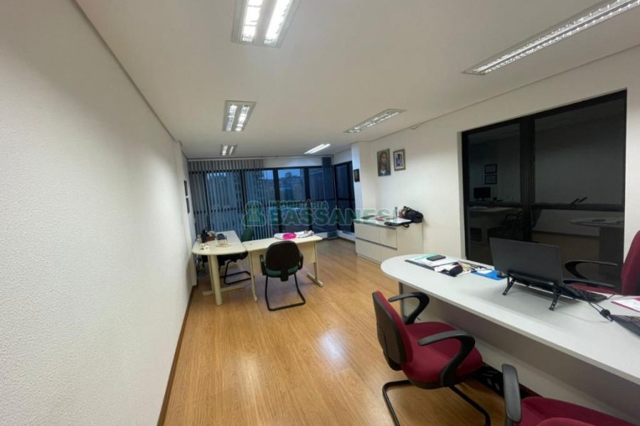 Sala com 60m², 3 vagas, no bairro Centro em Caxias do Sul para Comprar