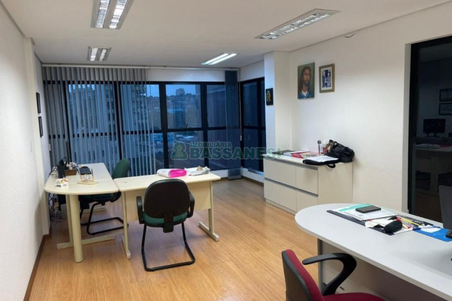 Sala com 60m², 3 vagas, no bairro Centro em Caxias do Sul para Comprar