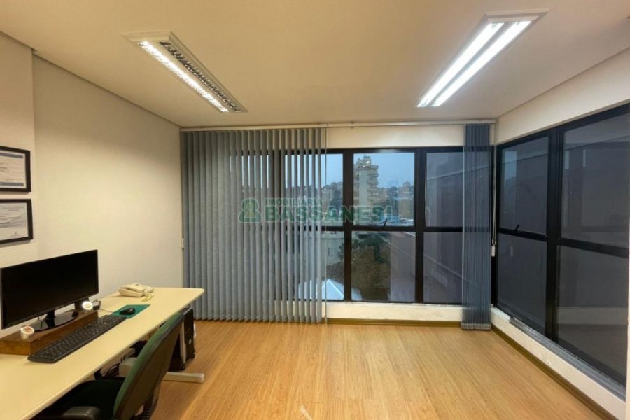 Sala com 60m², 3 vagas, no bairro Centro em Caxias do Sul para Comprar