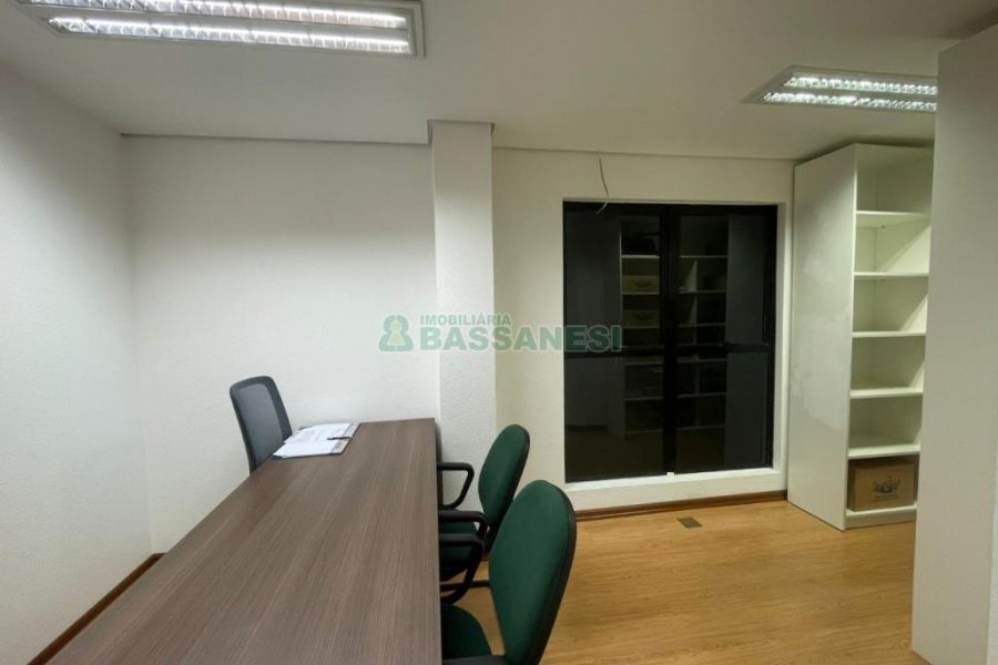 Sala com 60m², 3 vagas, no bairro Centro em Caxias do Sul para Comprar