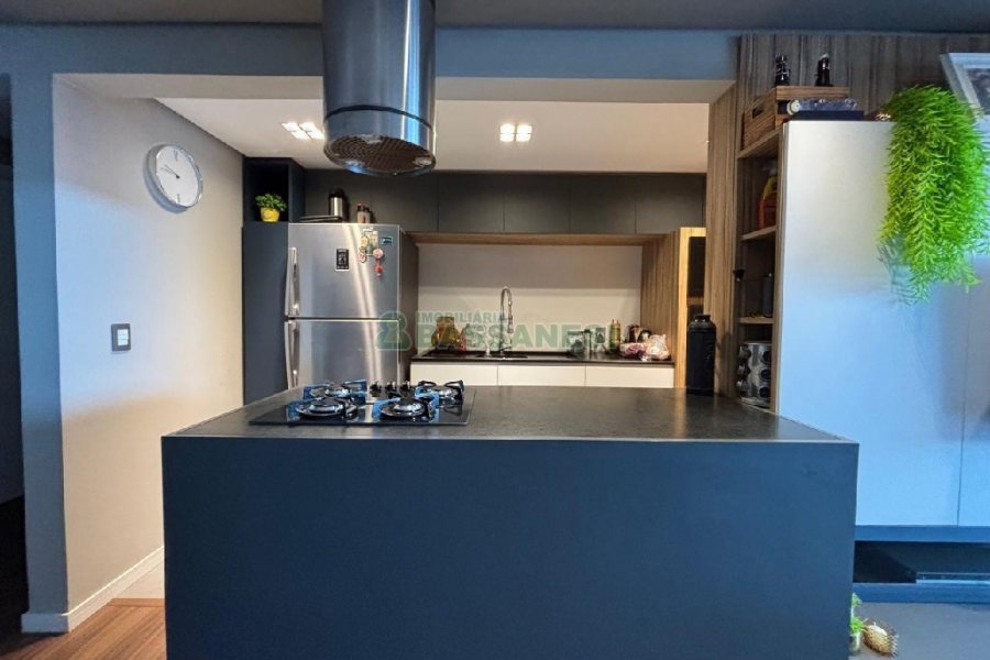 Apto Mobiliado com 82m², 2 dormitórios, 2 vagas, no bairro Vila Horn em Caxias do Sul para Alugar