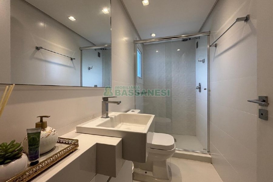 Apto Mobiliado com 82m², 2 dormitórios, 2 vagas, no bairro Vila Horn em Caxias do Sul para Alugar