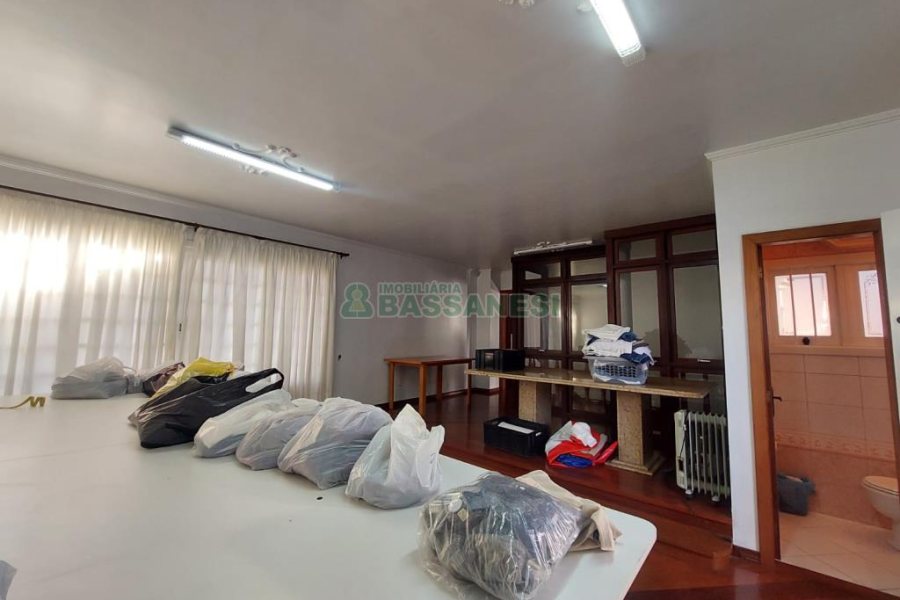 Casa com 337m², 3 dormitórios, 4 vagas, no bairro Planalto em Caxias do Sul para Comprar
